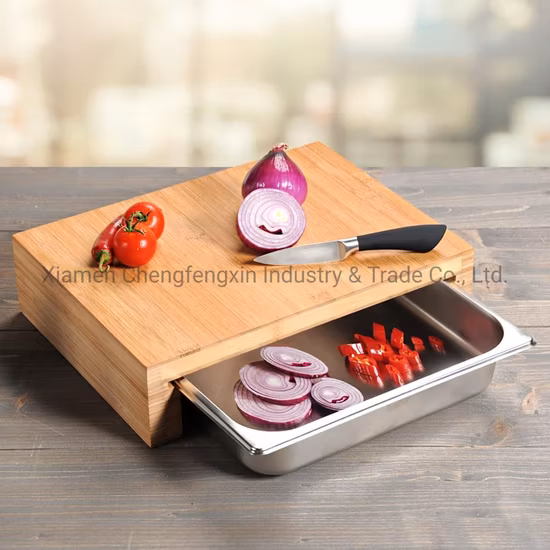 Mobili da cucina con tagliere in bambù